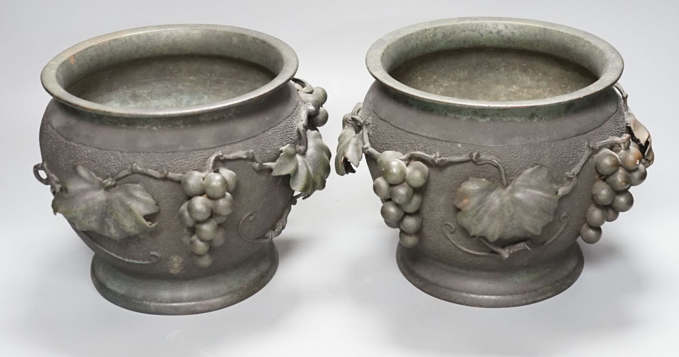 A pair of Japanese bronze jardinieres, Meiji period 17cm